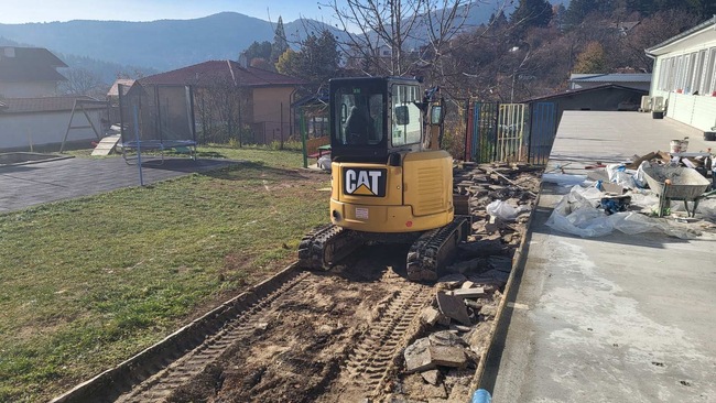 Община Своге обновява дворните пространства на две детски градини 