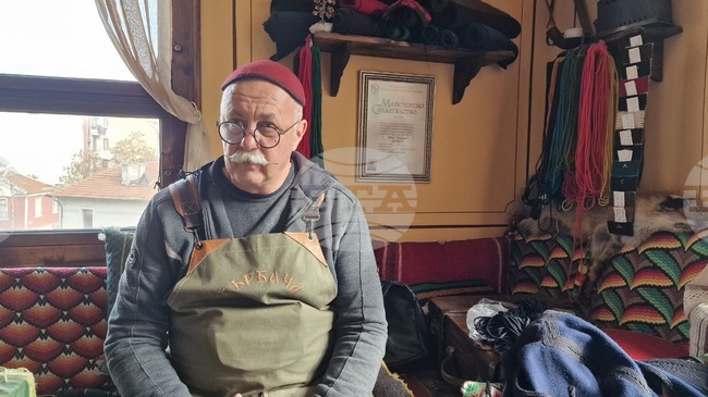Майстор Иван Тонев-Гърбача е ушил ръчно повече от 150 мъжки костюма, възраждайки абаджийско-терзийския занаят