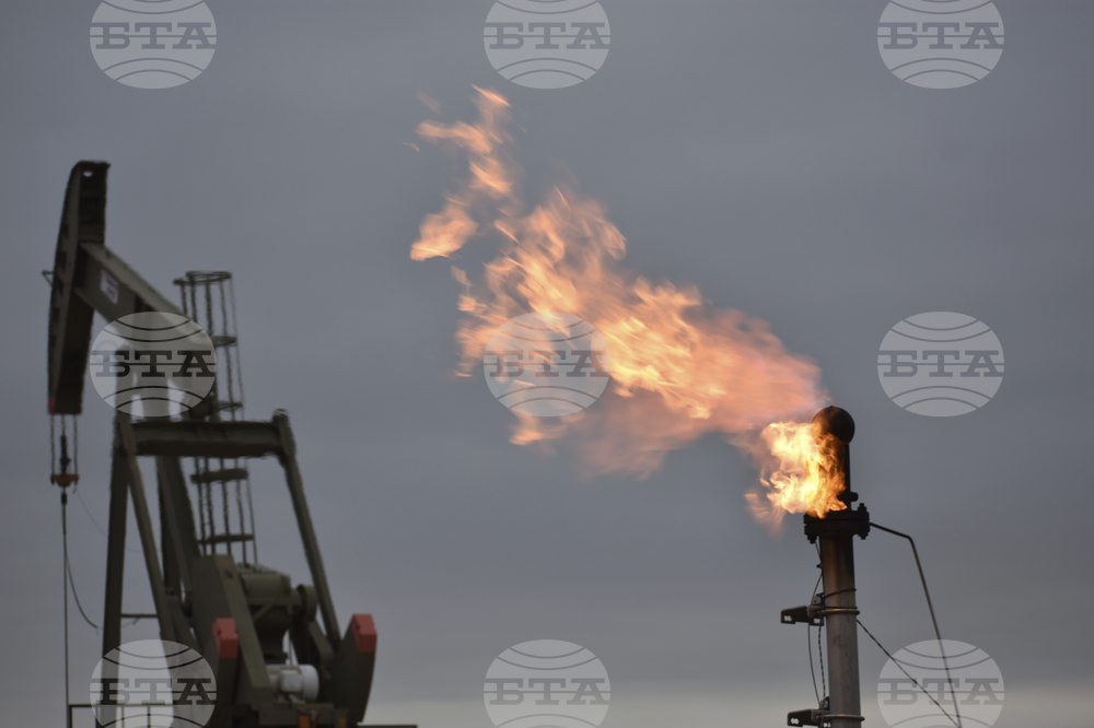 Цените на петрола се понижиха в азиатската търговия, но остават напът към втори пореден седмичен ръст