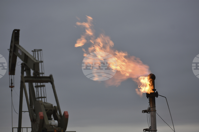 Цените на петрола се понижиха в азиатската търговия, но остават напът към втори пореден седмичен ръст 