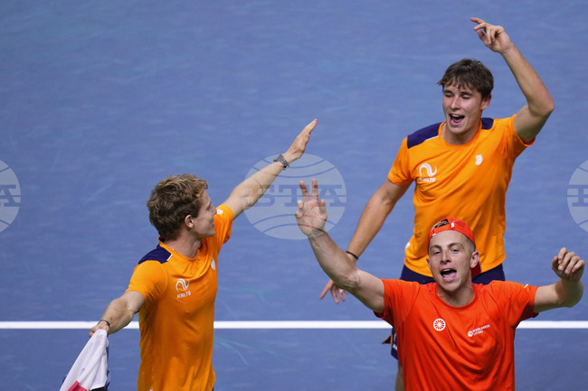 Отборът на Нидерландия стигна до своя първи финал за Купа "Дейвис" след успеха над Германия