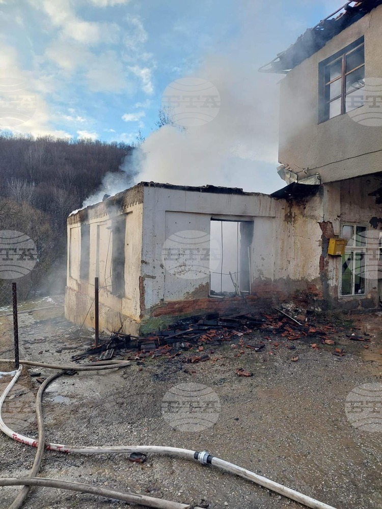 Жителите на Белиш събират средства за възстановяване на изгорялата при пожар единствена обществена сграда в селото