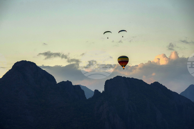 Един човек загина, а шестима са ранени при твърдо кацане на балон с горещ въздух в Нидерландия 