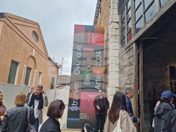 Зала „Алсенал“ по време на Венецианското биенале. Снимка: Ваня Сухарова, специален пратеник на БТА