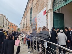 Зала „Алсенал“ по време на Венецианското биенале. Снимка: Ваня Сухарова, специален пратеник на БТА