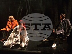 „О(б)твързан“ в театър „Възраждане“, снимка – Даниел Димитров/БТА