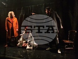 „О(б)твързан“ в театър „Възраждане“, снимка – Даниел Димитров/БТА