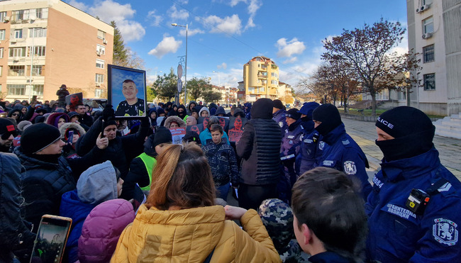 С искане за оставки на полицейски служители граждани се събраха на пореден протест в Търговище след смъртта на моторист