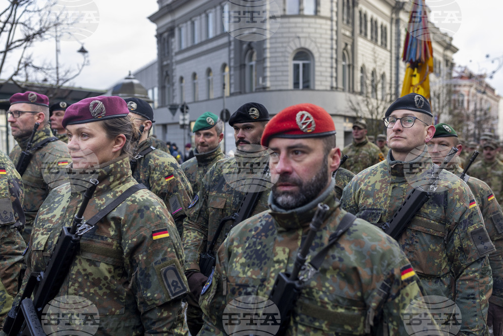 Водещ политик от управляващата в Германия консервативна партия призова армията да се подготви за връщане на наборната служба