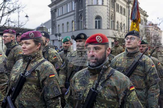 Водещ политик от управляващата в Германия консервативна партия призова армията да се подготви за връщане на наборната служба