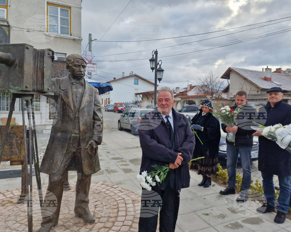 Самоков - Анастас Карастоянов - паметник - поклонение
