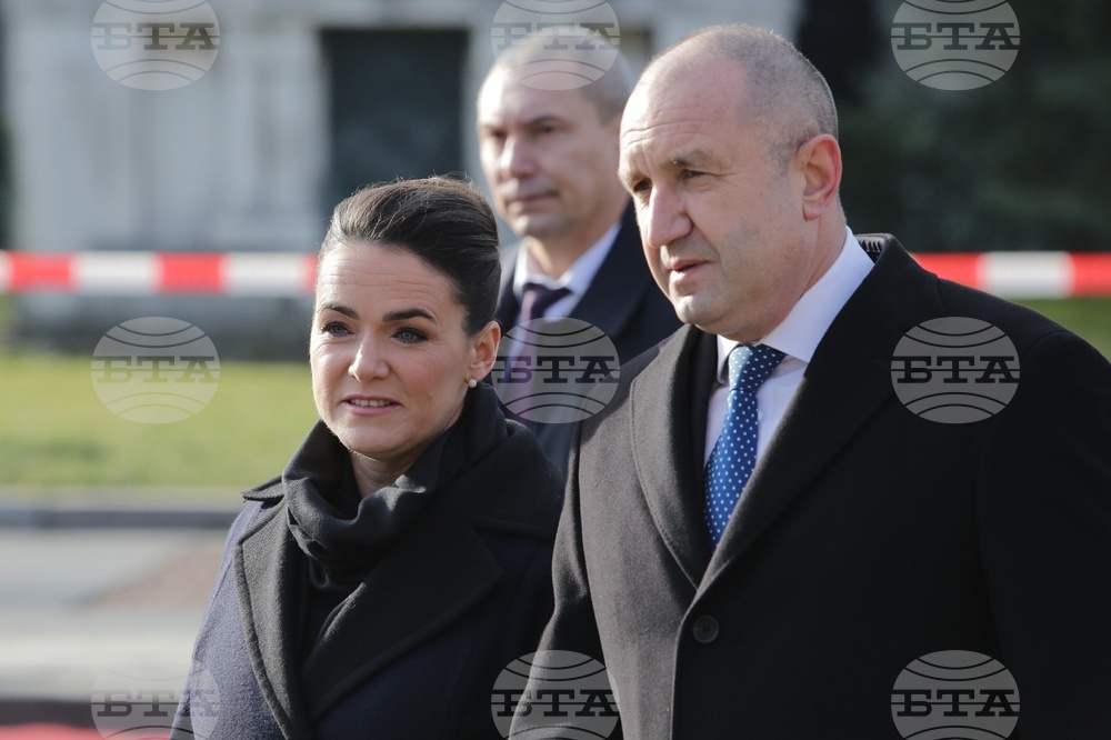 Hungarian President Welcomed with Formal Ceremony