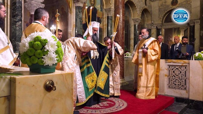 Славим и благодарим на Бога, че вече второ столетие храмът "Св. Александър Невски" се възвисява в столичния ни град, каза патриарх Даниил