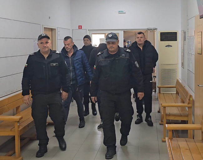 Магистратите решиха четирима от задържаните край Пловдив с цигари без бандерол да останат в ареста, петият - под домашен арест