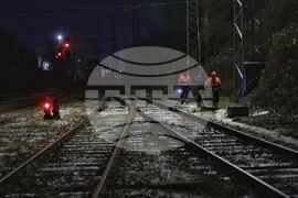 Гара "Захарна фабрика" - релси - дерейлирал локомотив