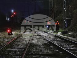 Гара "Захарна фабрика" - релси - дерейлирал локомотив