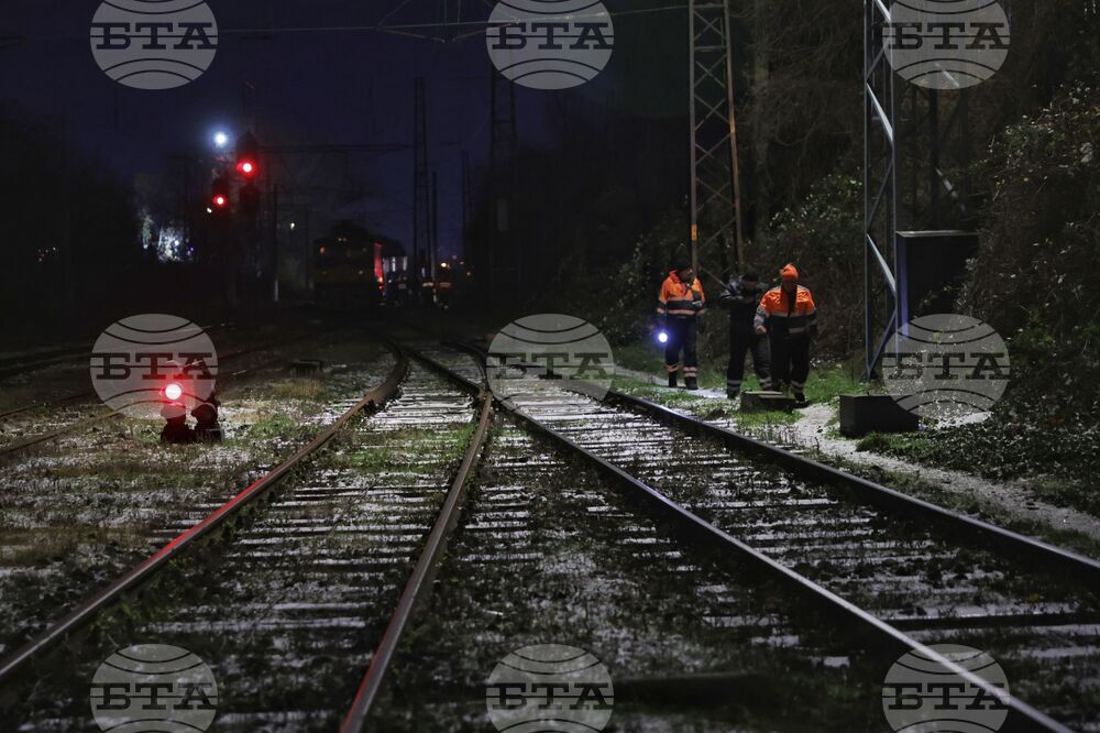 Гара "Захарна фабрика" - релси - дерейлирал локомотив