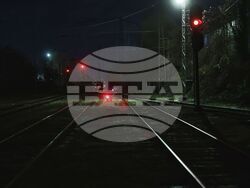 Гара "Захарна фабрика" - релси - дерейлирал локомотив