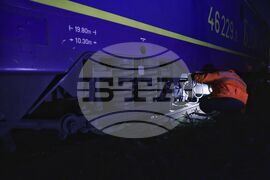 Гара "Захарна фабрика" - релси - дерейлирал локомотив