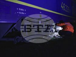 Гара "Захарна фабрика" - релси - дерейлирал локомотив