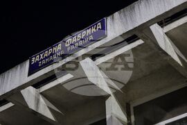 Гара "Захарна фабрика" - релси - дерейлирал локомотив