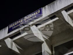 Гара "Захарна фабрика" - релси - дерейлирал локомотив