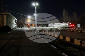 Гара "Захарна фабрика" - релси - дерейлирал локомотив