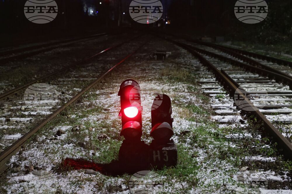 Гара "Захарна фабрика" - релси - дерейлирал локомотив