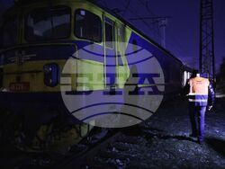 Гара "Захарна фабрика" - релси - дерейлирал локомотив