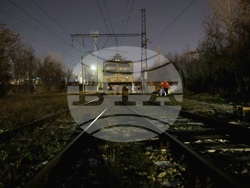 Гара "Захарна фабрика" - релси - дерейлирал локомотив