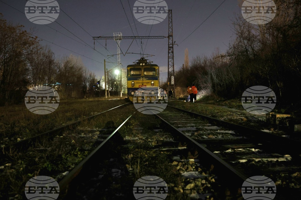 Гара "Захарна фабрика" - релси - дерейлирал локомотив