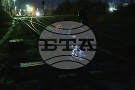 Гара "Захарна фабрика" - релси - дерейлирал локомотив