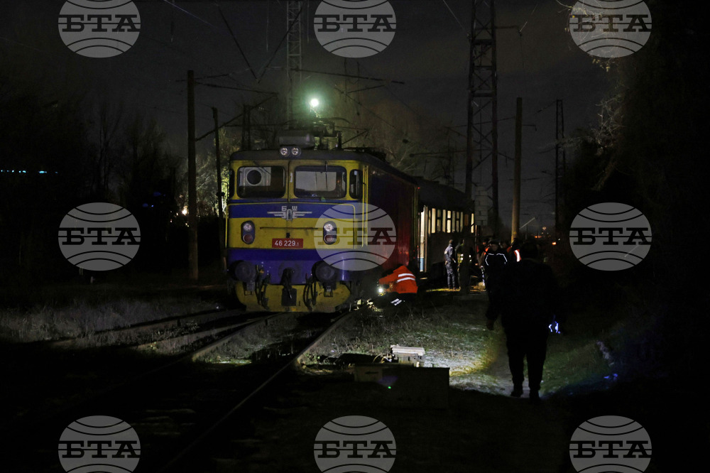 Гара "Захарна фабрика" - релси - дерейлирал локомотив