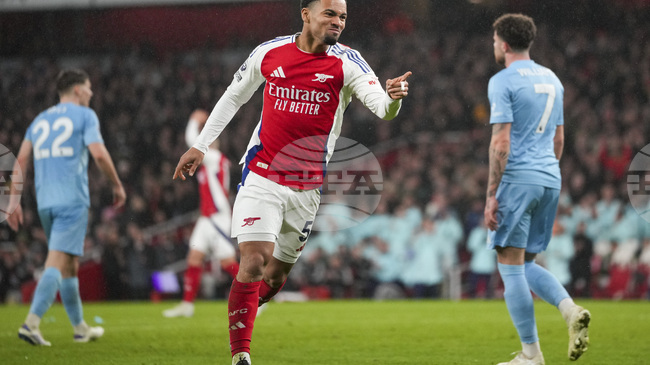 Полузащитникът на Арсенал Етан Нванери подписа нов договор