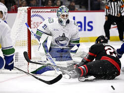 Canucks Senators Hockey