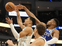 Hornets Bucks Basketball