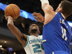 Hornets Bucks Basketball