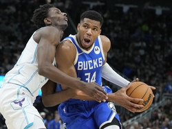 Hornets Bucks Basketball
