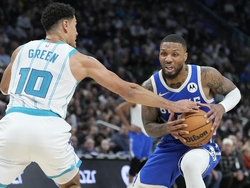 Hornets Bucks Basketball