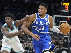 Hornets Bucks Basketball
