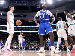 Hornets Bucks Basketball