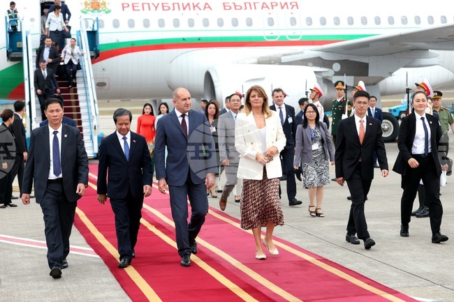 Президентът Румен Радев пристигна на официално посещение във Виетнам