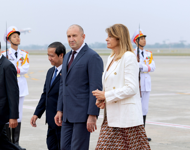 Президентът Румен Радев пристигна на официално посещение във Виетнам