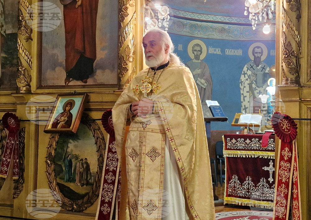 Разград -  църква „Св. Николай Чудотворец“ - литургия