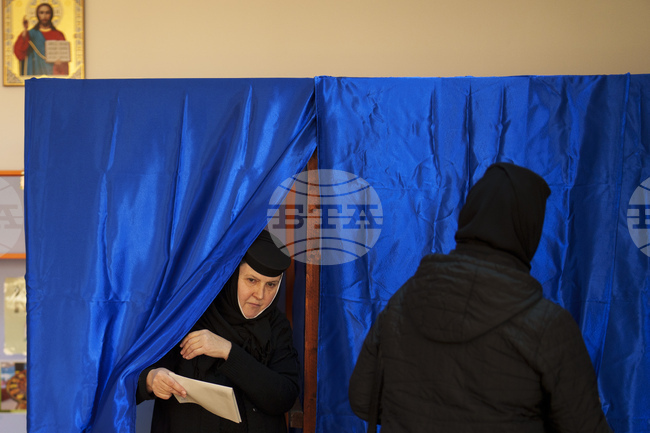 Избирателната активност на президентските избори в Румъния към 14 ч. е 27 процента