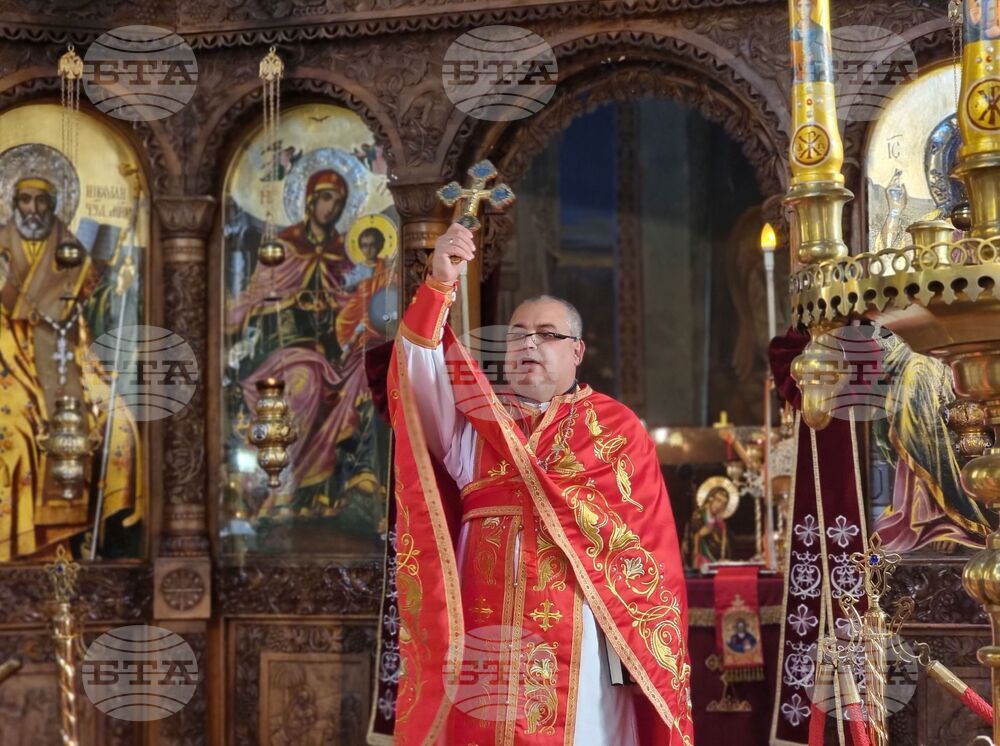 Ямбол - храм „Св. Николай Чудотворец” - литургия