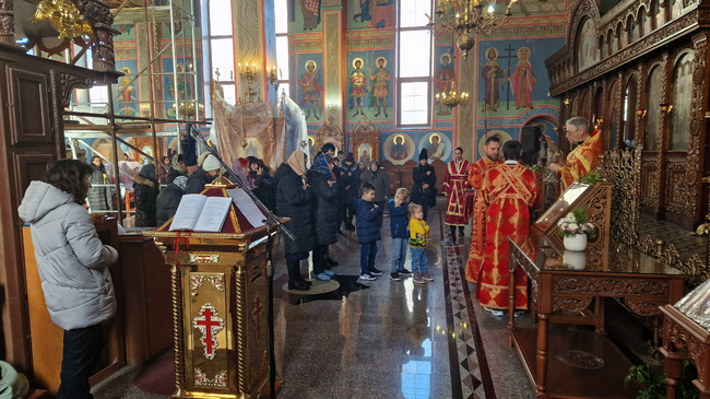 Литургия в православния храм "Свети Три светители" в Шумен отслужи отец Красимир, след службата бяха избрани църковни настоятели