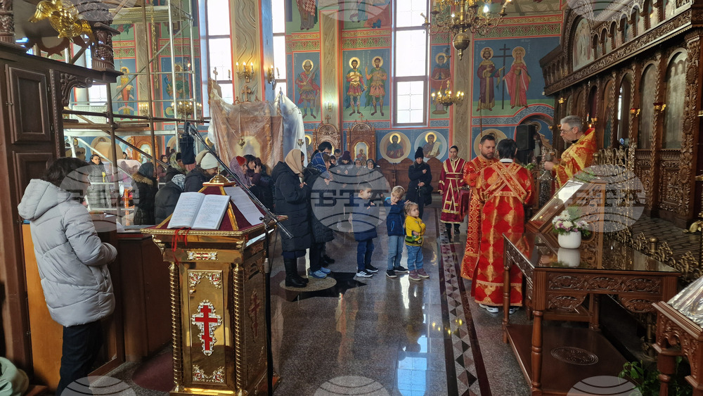 Шумен - храм "Свети Три Светители" - отец Красимир - неделна литургия