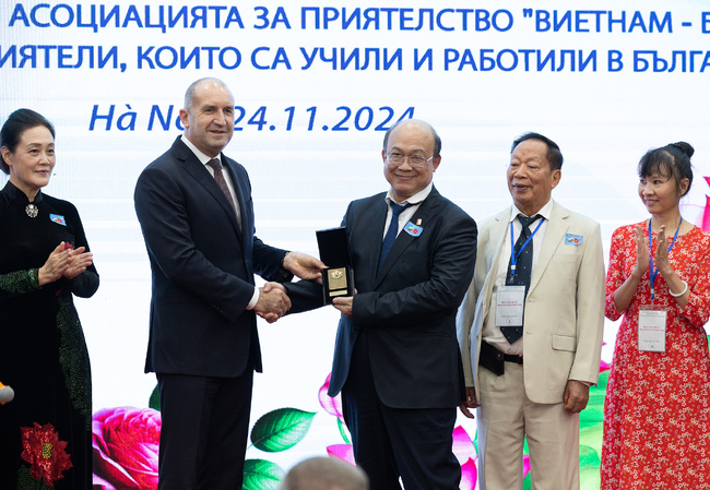 Държавният глава Румен Радев удостои Асоциацията за приятелство „Виетнам-България“ с Почетен знак на президента