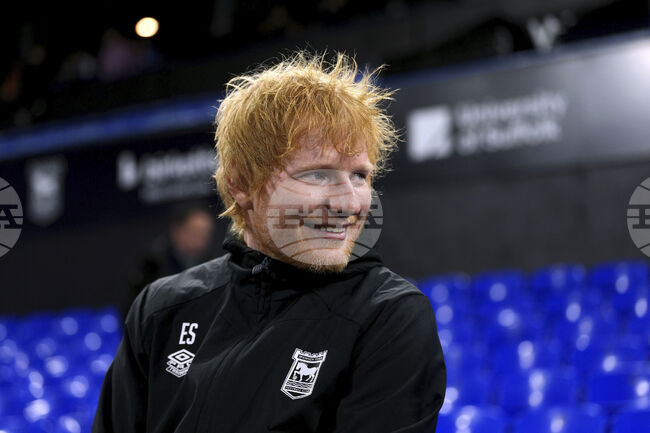 Ед Шийрън получи фланелката с номер 17 за новия сезон в Ипсуич